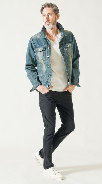 60代男性の10月後半の服装にぴったり レザージャケットと白ニットで引き締める秋の着こなし