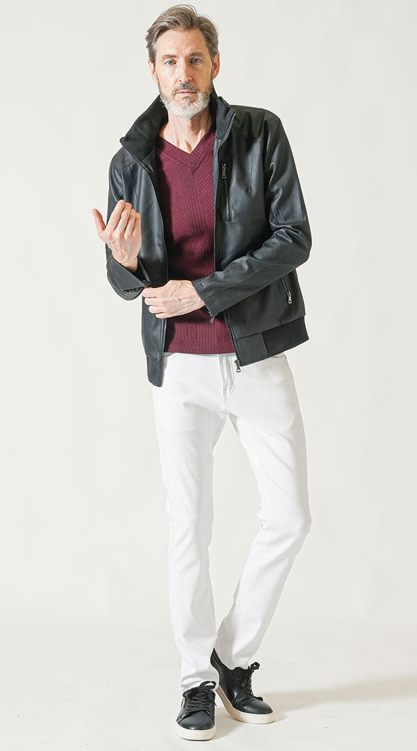 【60代】黒ライダースジャケット　杢ワインTシャツ　白パンツ　黒スニーカー
