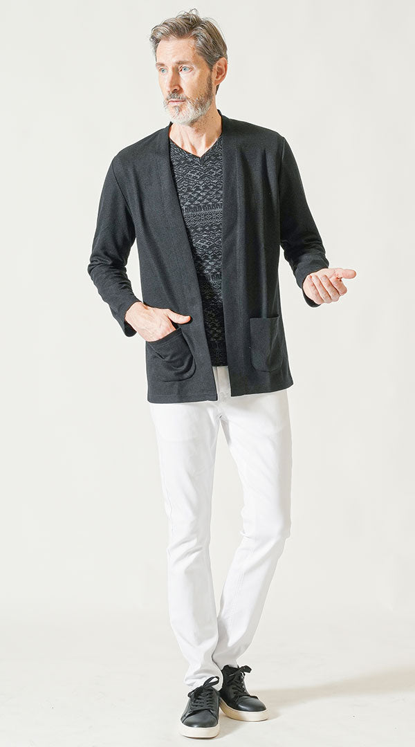 メンズにおすすめの黒カーディガンと白パンツを使った60代シニア男性の旅行向け軽快カジュアルコーディネート