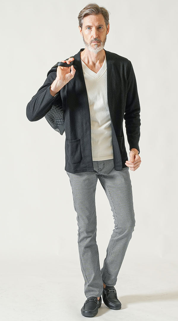 メンズにおすすめの黒カーディガンと白VネックTシャツを合わせた60代シニア男性の近所への外出向けコーディネート