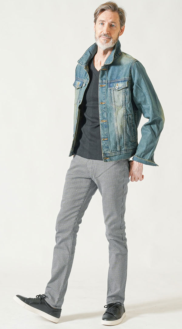 メンズにおすすめのデニムジャケットと黒Tシャツを使った60代シニア男性の休日向けカジュアルコーディネート