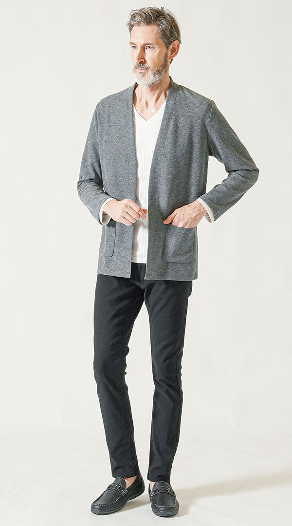 メンズにおすすめのグレーカーディガンと白VネックTシャツを合わせた60代向け清潔感のあるコーディネート