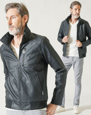 60代メンズ3点コーデセット 黒PUレザー長袖ジャケット×白長袖VネックTシャツ×グレーストレッチチノパンツ