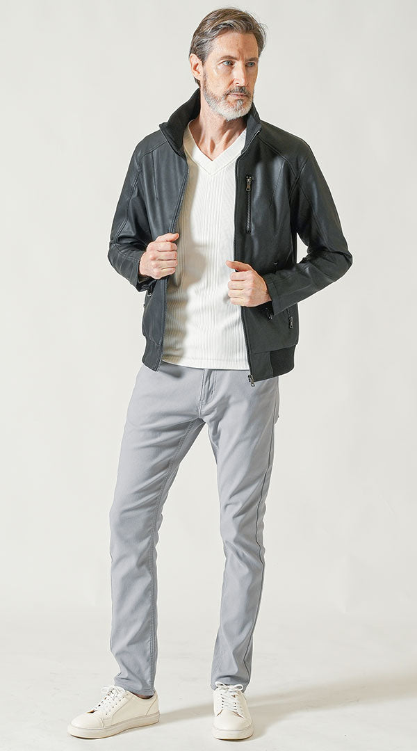 メンズにおすすめの黒ライダースジャケットと白Tシャツを使った60代シニア男性の落ち着いた休日コーディネート
