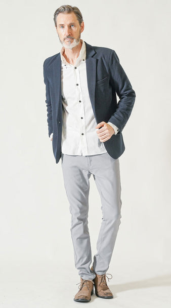 60代メンズにおすすめの10月後半デニムジャケットコーデ 白ニットと合わせてアクティブに