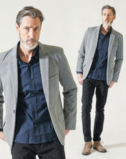 60代メンズファッション3点コーデセット グレー長袖テーラードジャケット×ネイビー長袖ボタンダウンシャツ×黒ストレッチチノパンツ