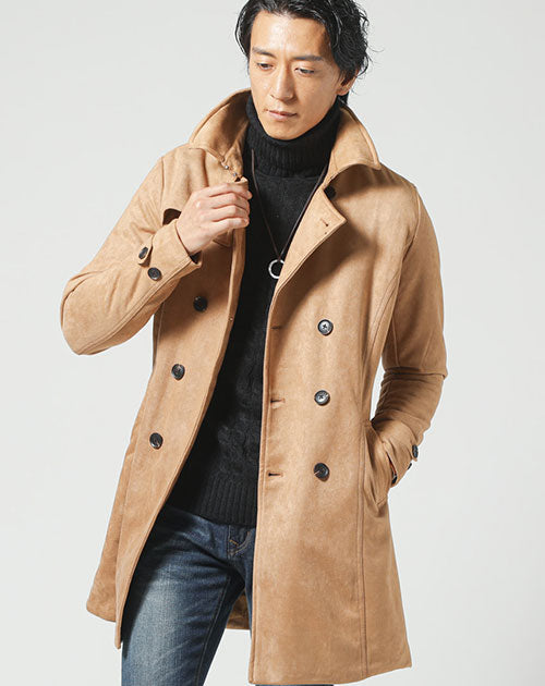 メンズにおすすめの春コートを羽織った男性
