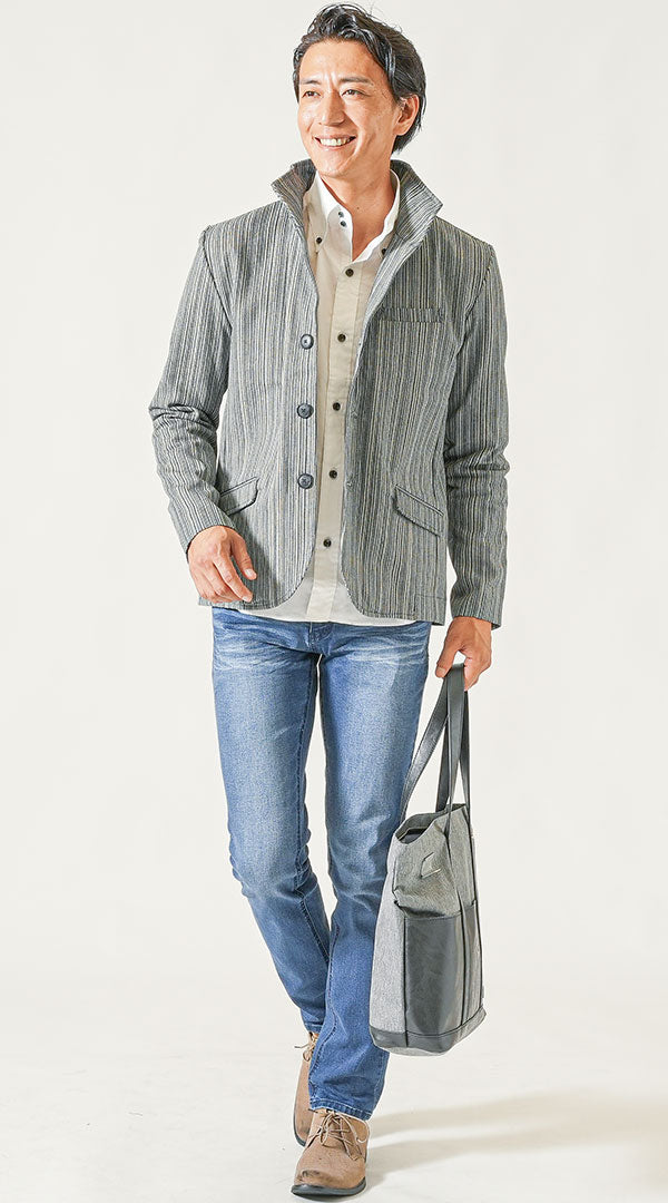 ブルースタンドカラーデニムジャケット　白長袖シャツ　ダークブルーデニムパンツ　ベージュブーツ　メンズ コーデ 40代 50代 男性 秋 春 に合う おすすめ 着こなし おしゃれ かっこいい 人気