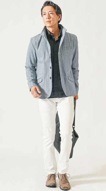 メンズにおすすめのストライプ柄薄手ジャケットと黒シャツと白パンツの秋コーデ