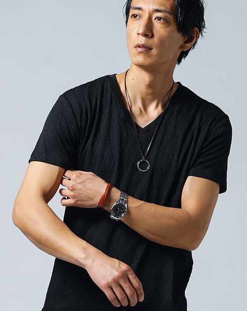 着丈短めで柄の立体感がある黒VネックTシャツ