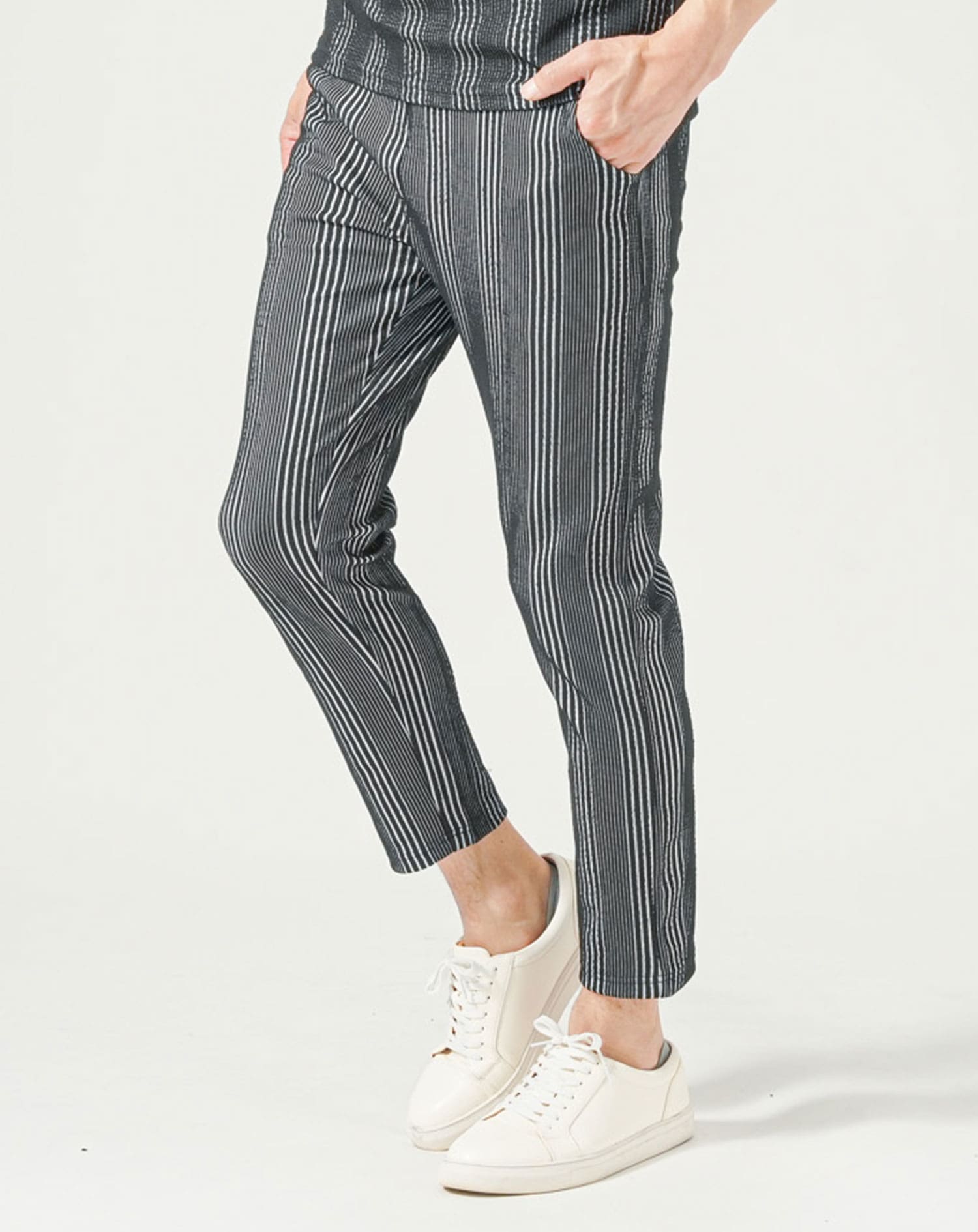 ブラック×ホワイト　H183cmW63kg 着用サイズ:Ｌ