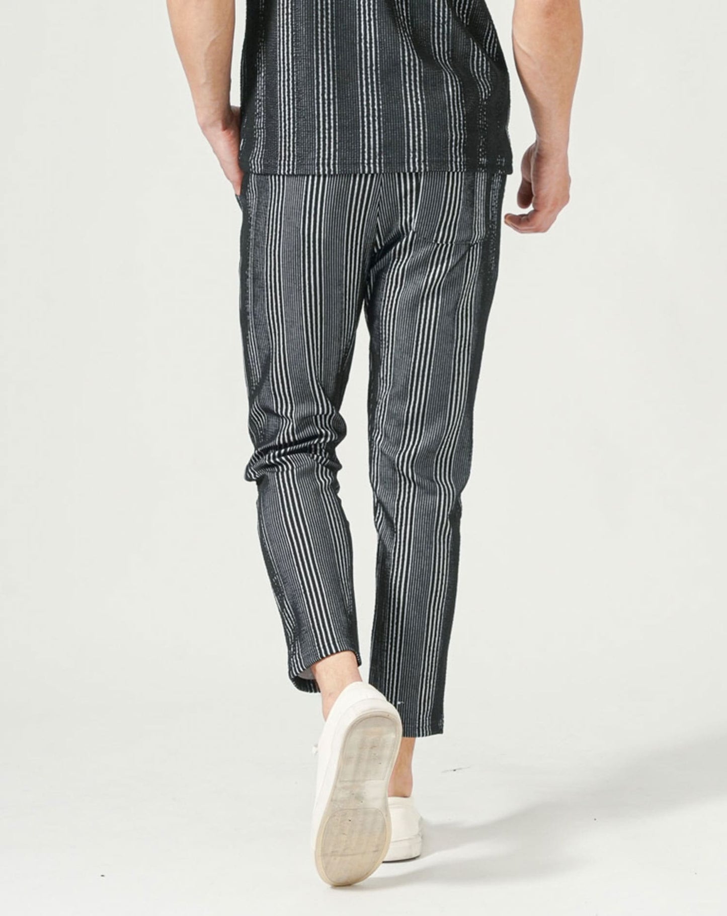 ブラック×ホワイト　H183cmW63kg 着用サイズ:Ｌ