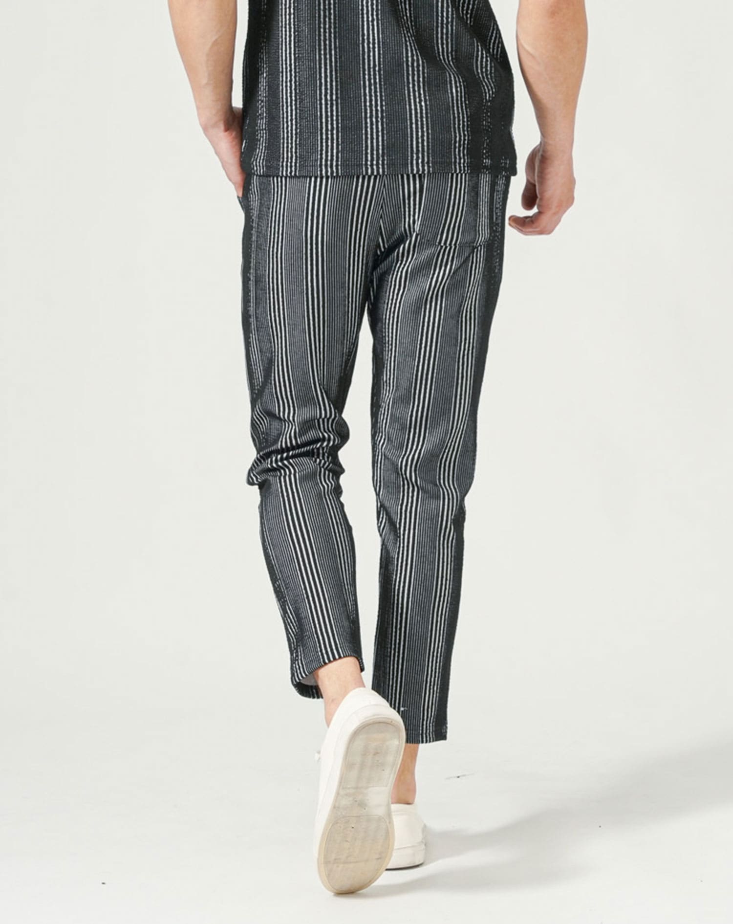 ブラック×ホワイト　H183cmW63kg 着用サイズ:Ｌ