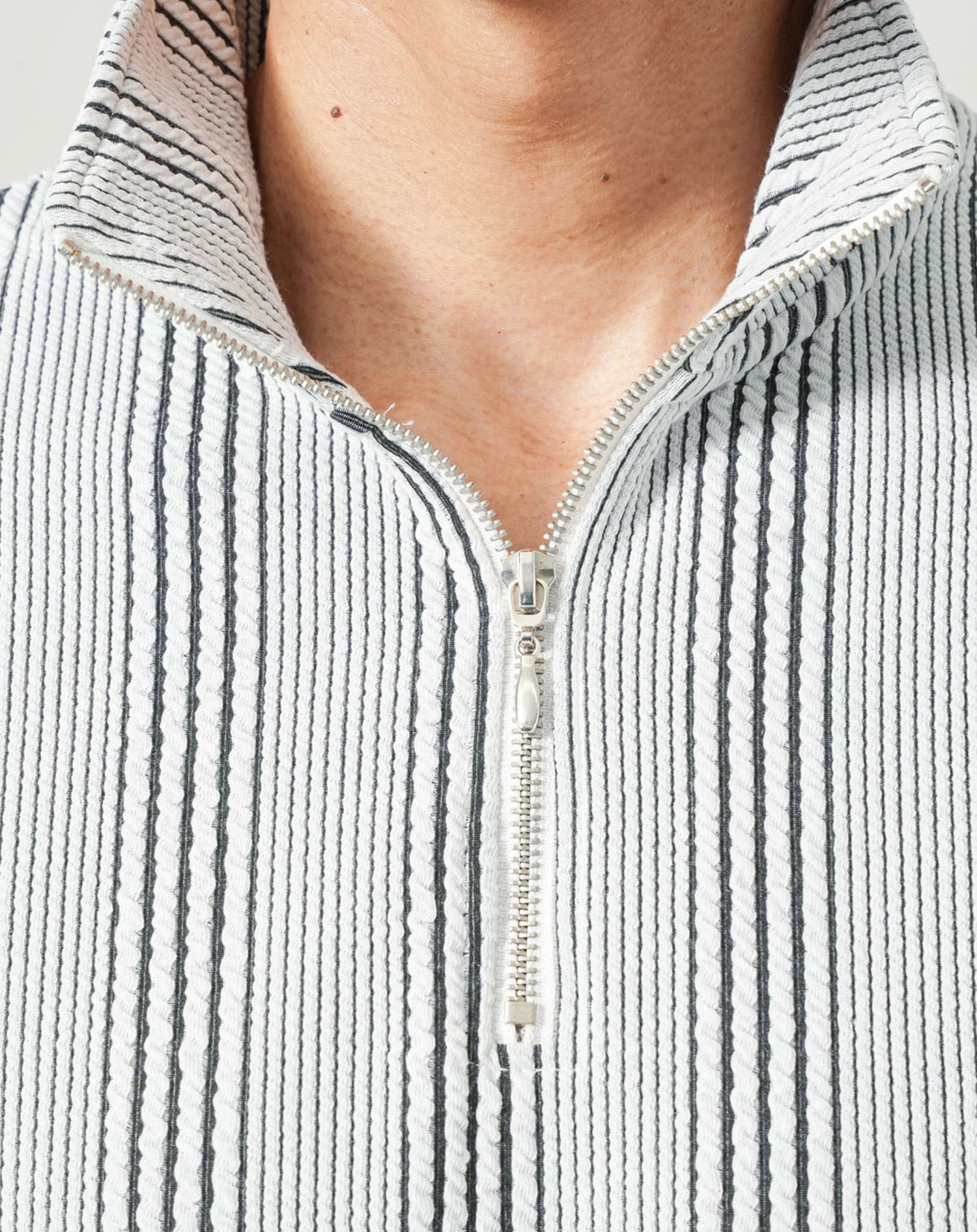 ホワイト×ブラック　H183cmW63kg 着用サイズ:Ｌ