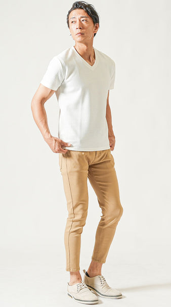 ワッフルVネックTシャツとアンクルパンツを合わせた50代メンズコーデ