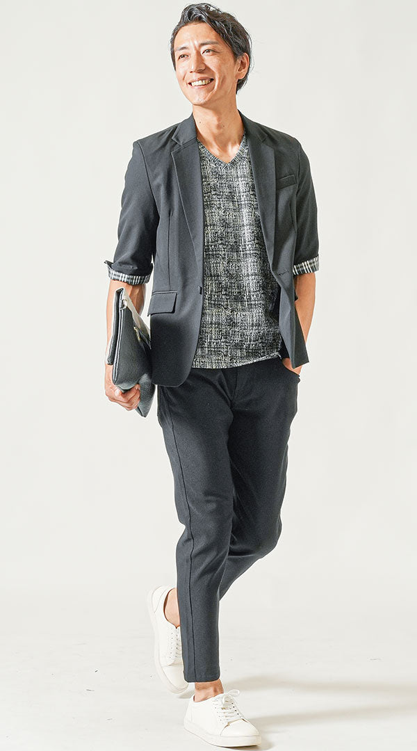 柄VネックTシャツとネイビージャケットのきれいめコーデ