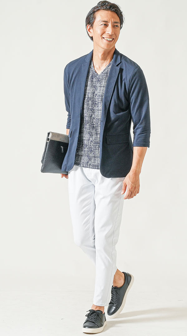 グレートーン柄Tシャツと黒ジャケットのセットアップ風コーデ