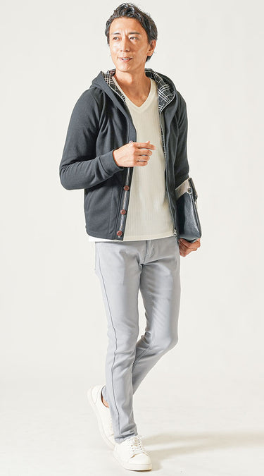 春におすすめのグレーチノパンと白スニーカーを合わせたコーディネート