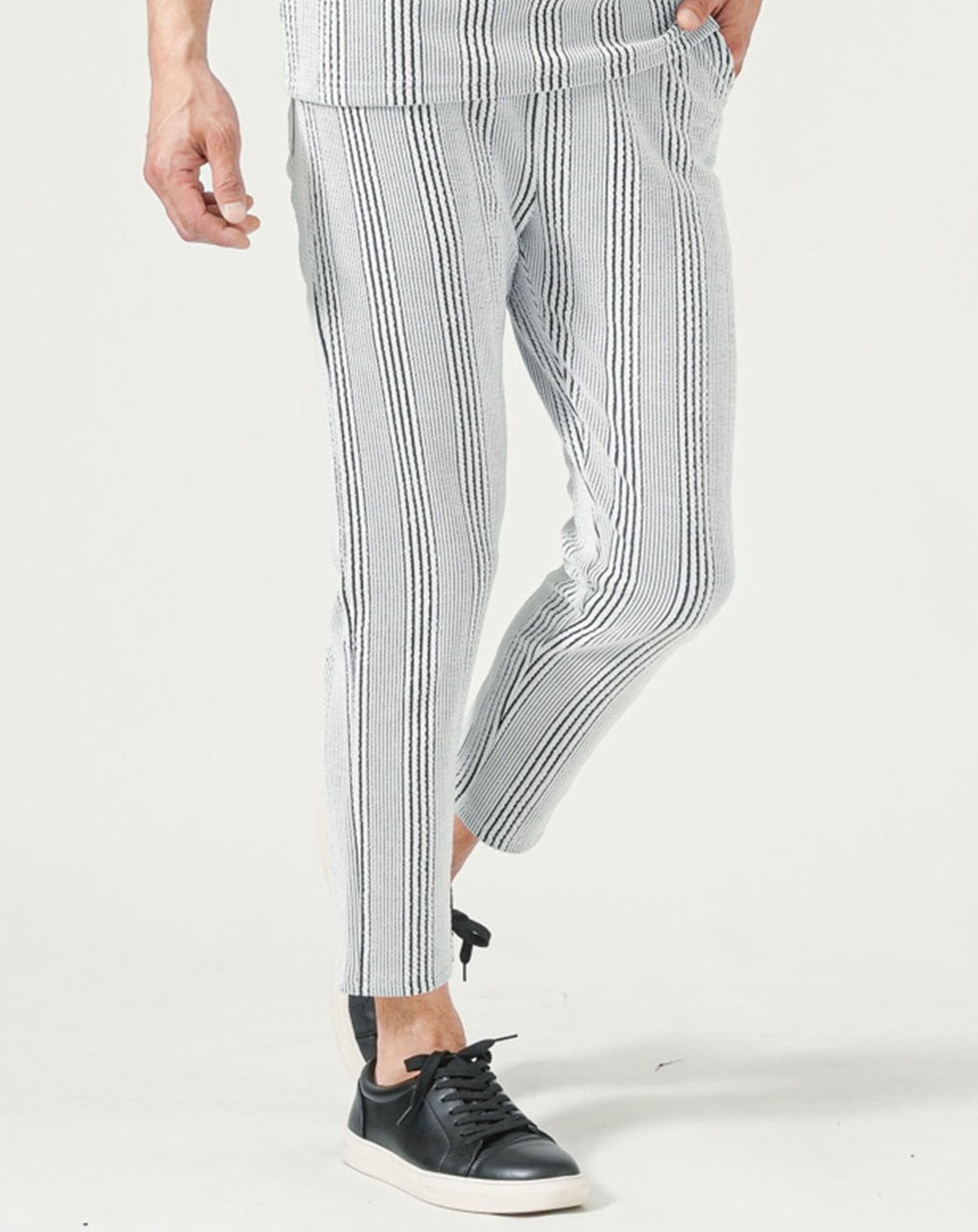 ホワイト×ブラック  H183cmW63kg 着用サイズ:Ｌ