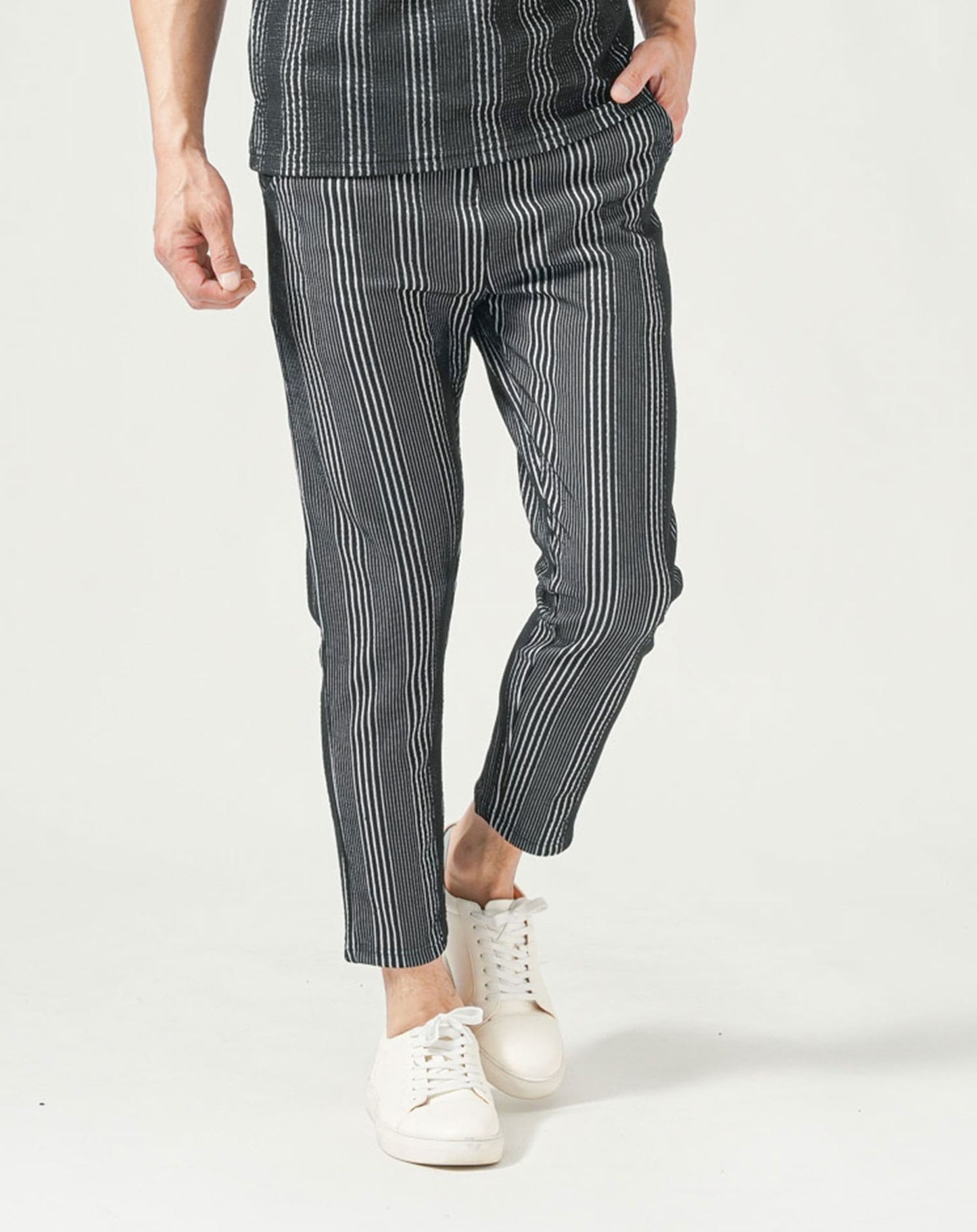 ブラック×ホワイト　H183cmW63kg 着用サイズ:Ｌ