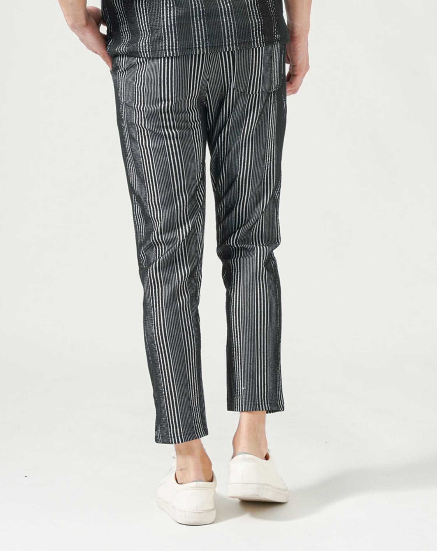 ブラック×ホワイト　H183cmW63kg 着用サイズ:Ｌ