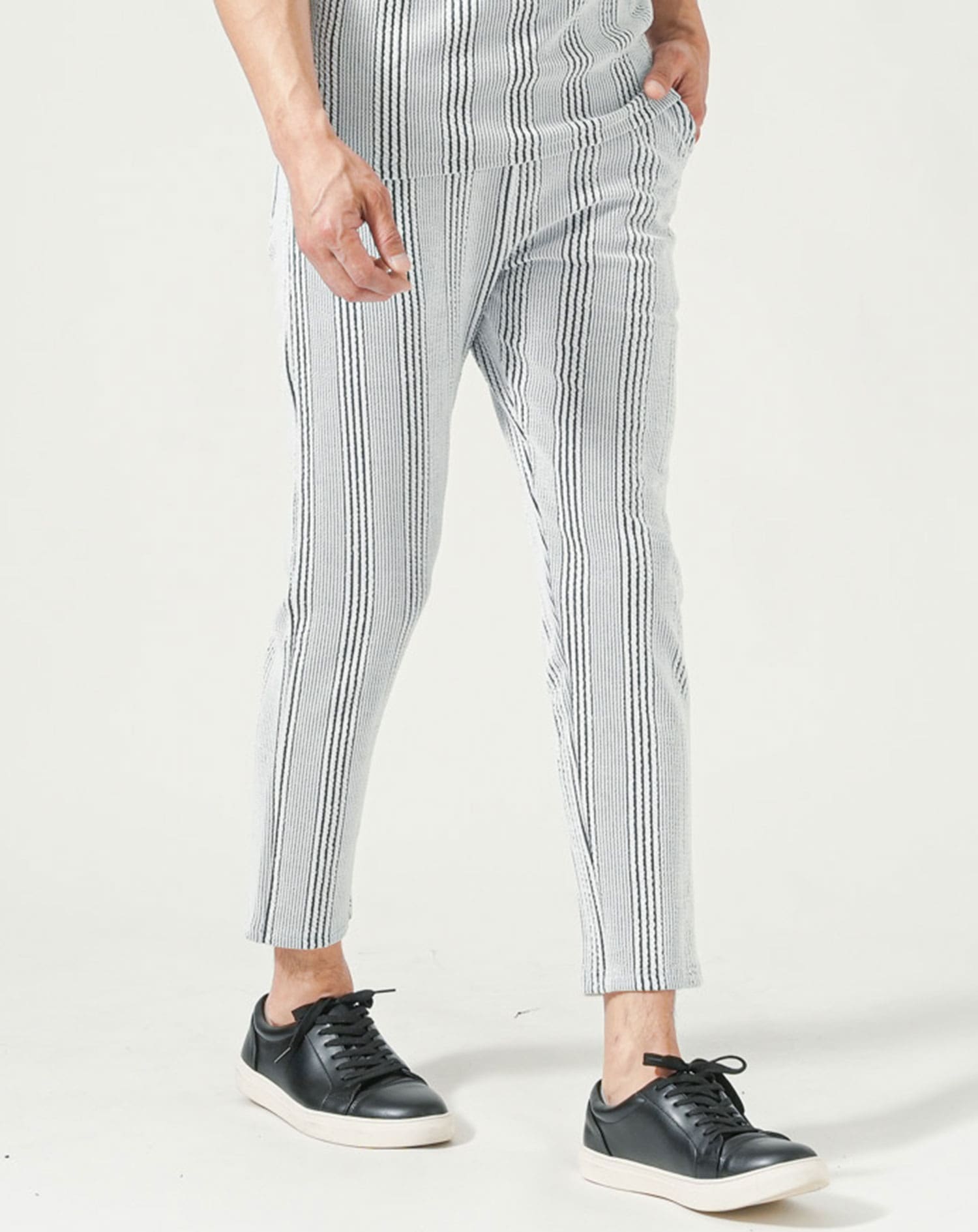 ホワイト×ブラック  H183cmW63kg 着用サイズ:Ｌ