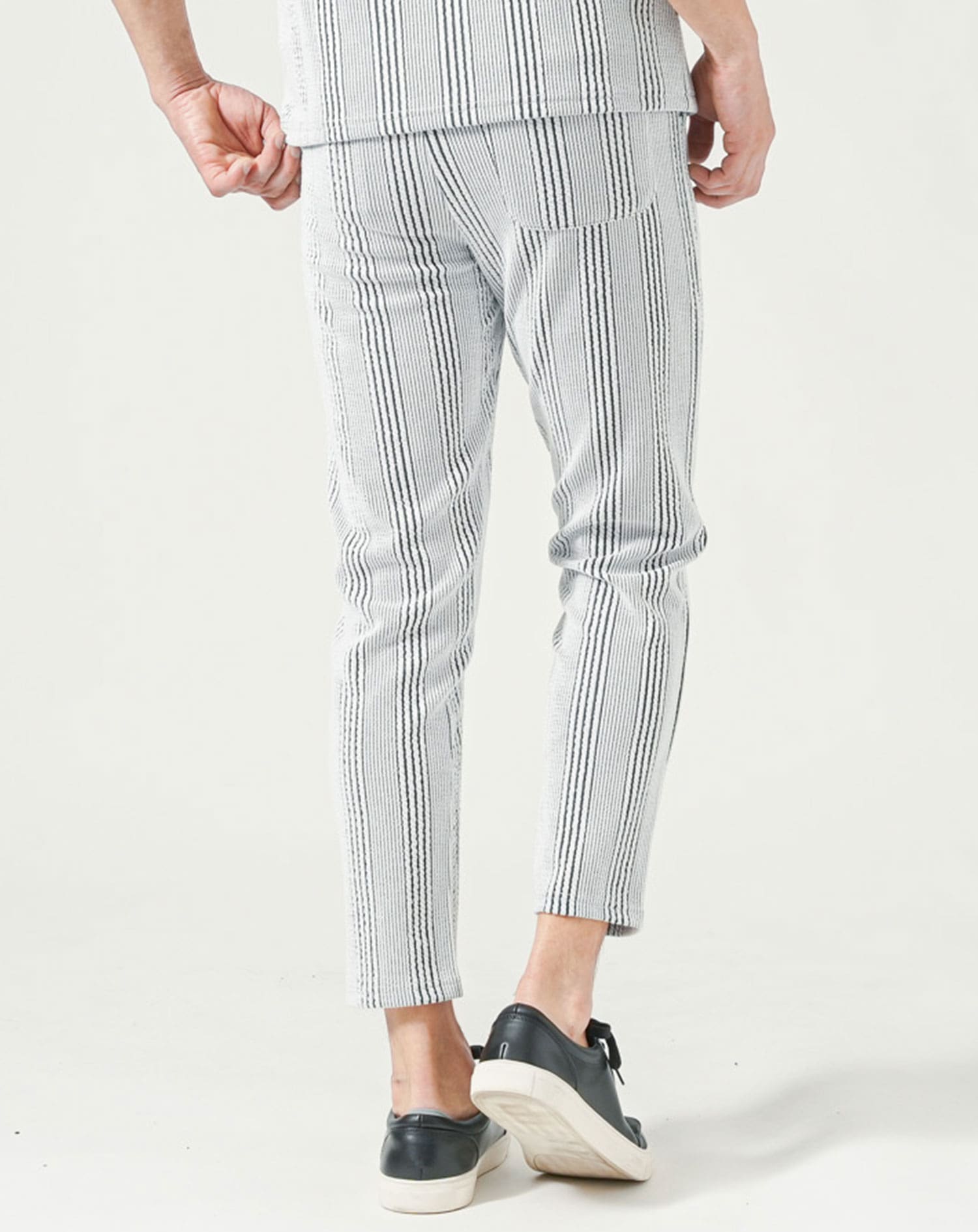 ホワイト×ブラック  H183cmW63kg 着用サイズ:Ｌ