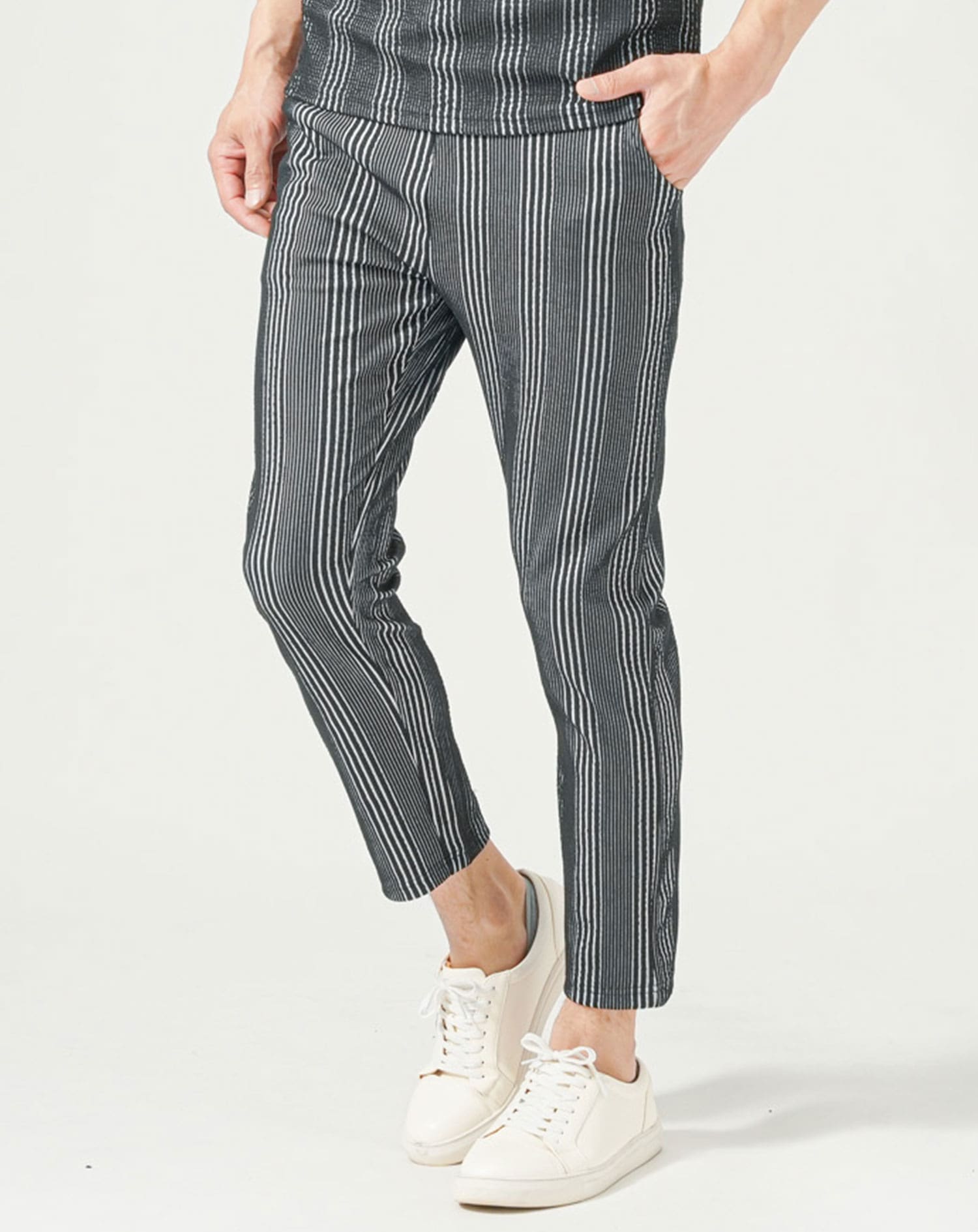 ブラック×ホワイト　H183cmW63kg 着用サイズ:Ｌ