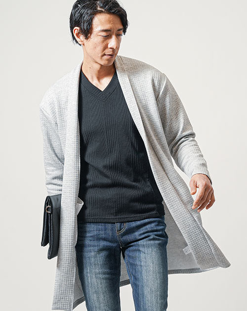 ワッフルカーディガンを着た男性