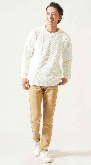 上品で季節感のある50代男性の秋旅行スタイル 白ニット×ベージュパンツ