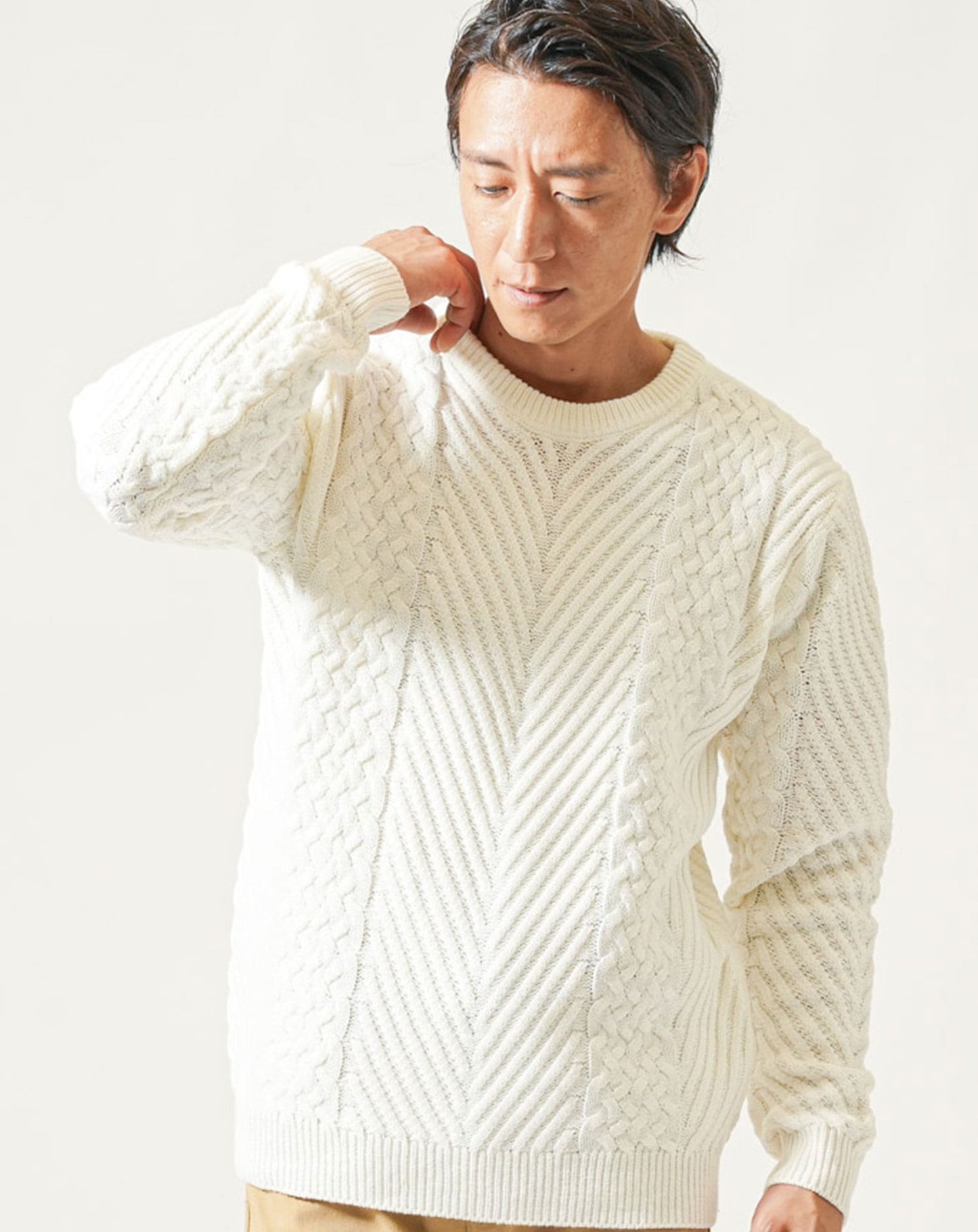 ケーブル編み長袖クルーネックニット