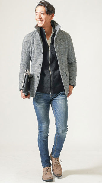 メンズにおすすめのスタンドカラーニットとグレージャケットを合わせた冬のカジュアルコーデ