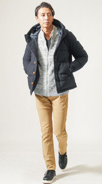 メンズにおすすめの冬向けジップアップカーディガンコーディネート例　グレーニット×ネイビーダウンジャケット×ベージュパンツ