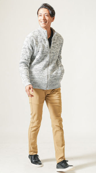 メンズにおすすめの春コーデに合うベージュパンツとスタンドカラーニットの組み合わせ