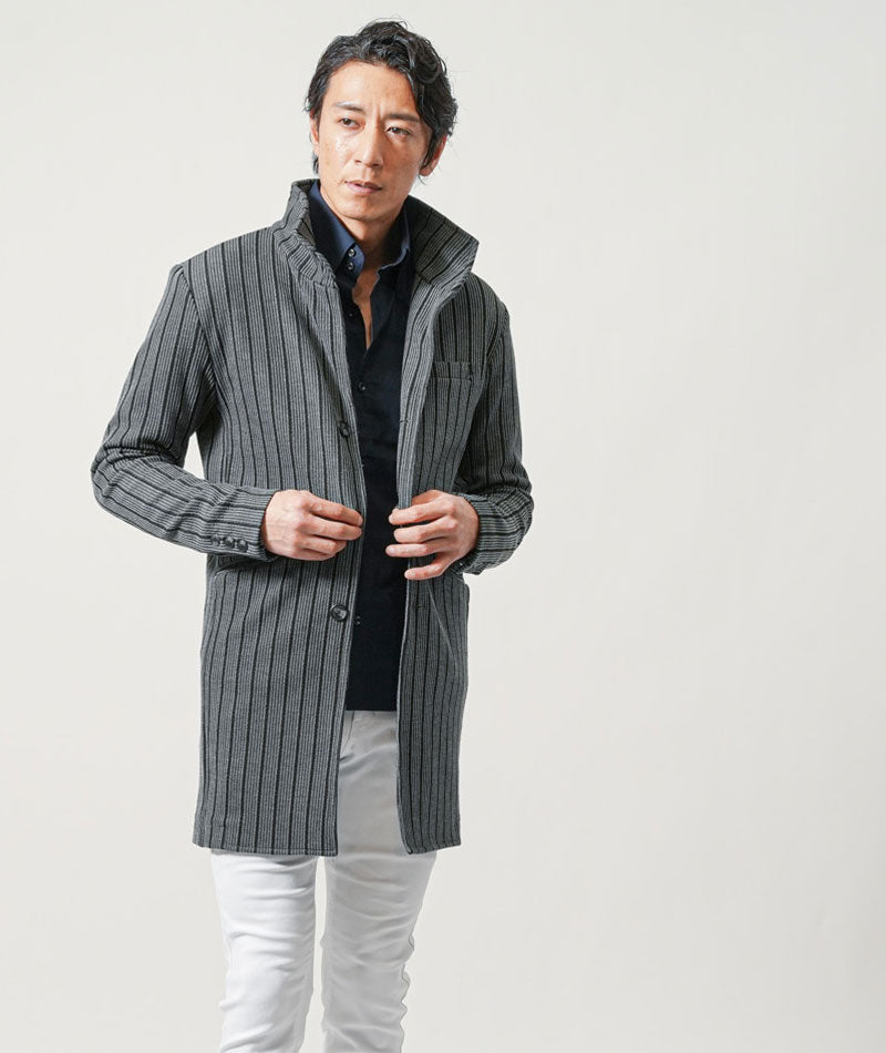 ちょいワル・イケオジメンズ3点コーデセット　グレーロングコート×ネイビー長袖シャツ×白スリムチノパンツ