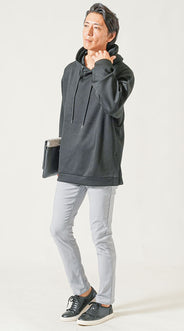 黒プルオーバーパーカーのメンズコーデ例