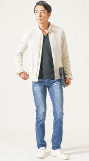 メンズの白アウターに合う色のインナーを使ったコーデ