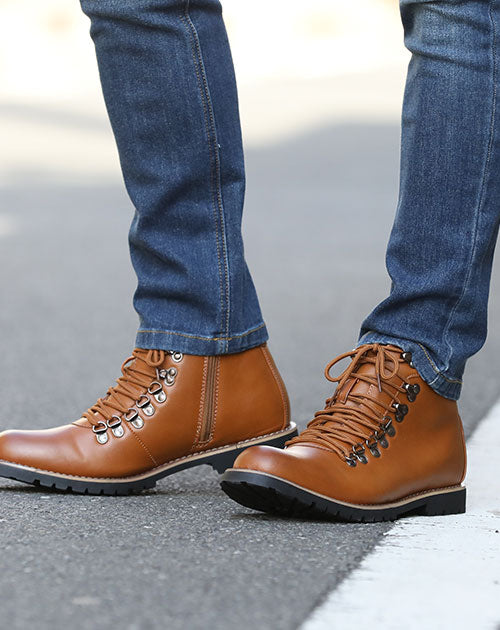 メンズにおすすめのフック金具とサイドジップを備えたキャメル色のファスナーブーツ