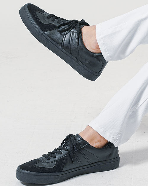 チノパンにスニーカーを合わせるのが心配な人のためのコートタイプのスニーカー