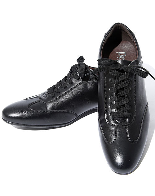 メンズにおすすめのビジネスシーンに合う黒スニーカー