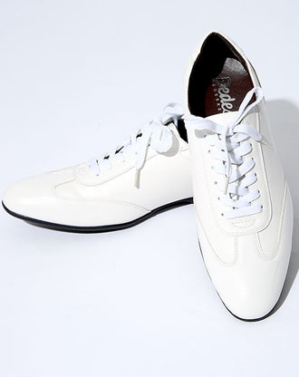 モードスニーカー