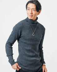 リブ編みスリムタートルネックニット