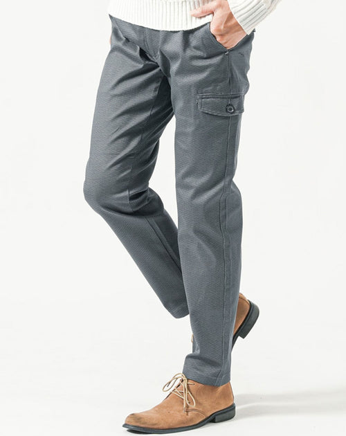 メンズにおすすめのチャコールグレーのカーゴパンツ