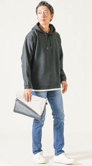 黒プルオーバーパーカーのメンズコーデ例