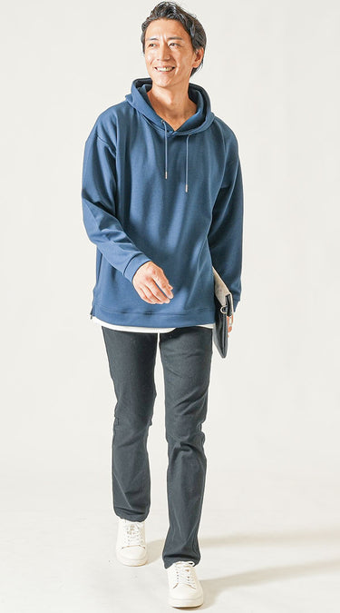 黒ズボン・パンツに合うパーカーとのバランスを考えた冬におすすめの黒のズボンのメンズコーデ例