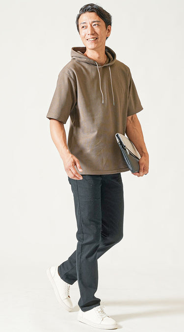 黒ズボン・パンツに合うパーカーとのバランスを考えた冬におすすめの黒のズボンのメンズコーデ例