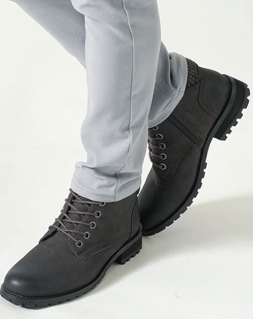 低身長メンズにおすすめの冬アイテム：黒のショートブーツにニット素材を取り入れ足元を軽快に見せるデザインブーツ