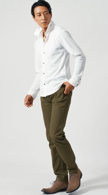 カーキパンツ×白シャツ・白Tシャツのメンズコーデ