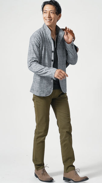 メンズにおすすめのグレー薄手スタンドカラージャケットと黒シャツとカーキパンツの秋コーデ