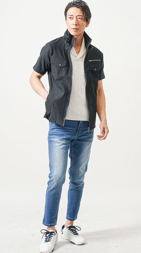 襟付き白サマーニットとブラックシャツをレイヤードしたメンズコーデ、ブルーデニムと白スニーカーで軽快に